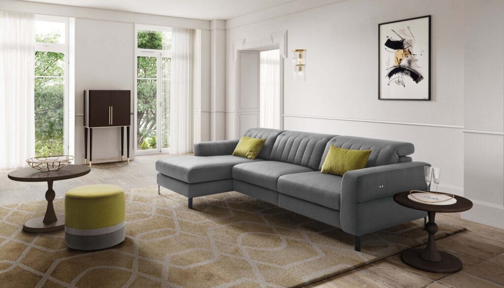Canapea LeComfort Egon într-un living modern cu texturi naturale