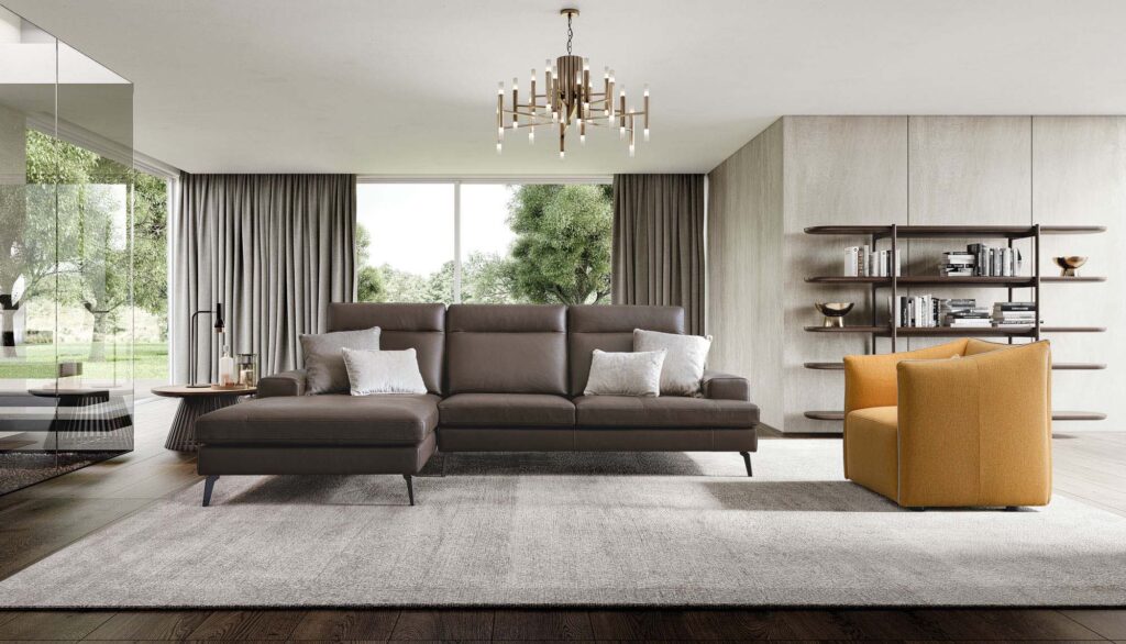 Canapea LeComfort Emmet într-un living elegant în tonuri calde