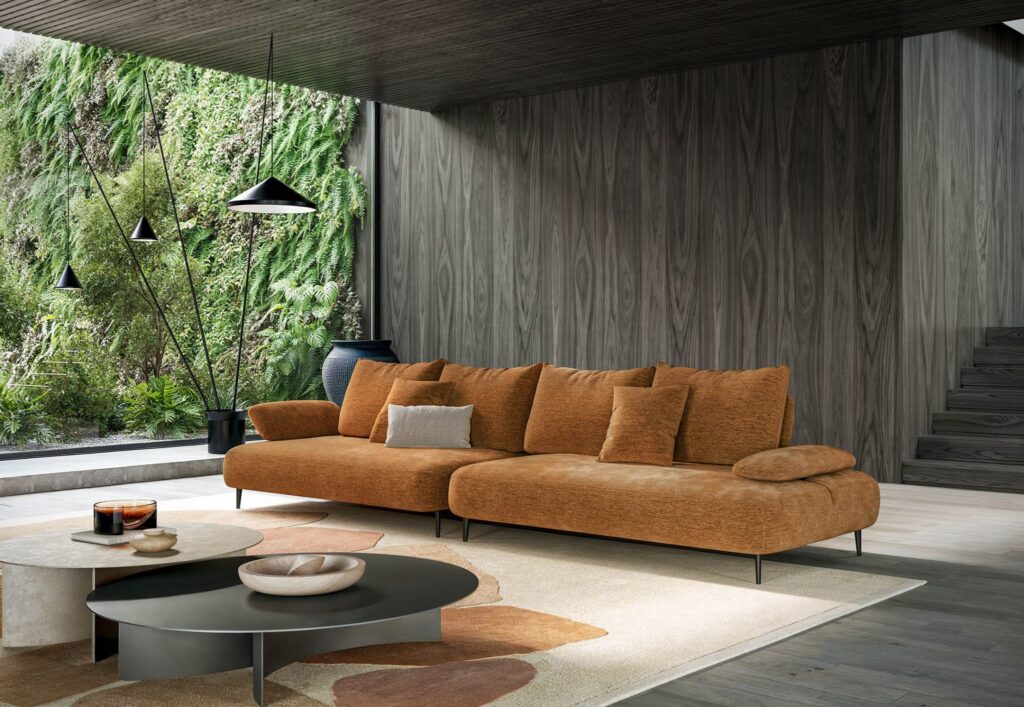 Canapea LeComfort Fanny în nuanță teracotă – design modern într-un living cu accente naturale