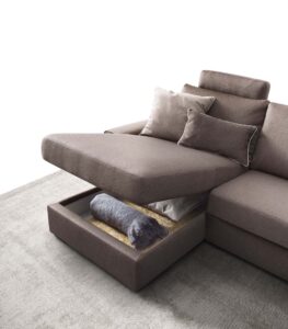 Canapea LeComfort Icaro într-un living modern, luminoasă, în nuanțe naturale – design italian premium