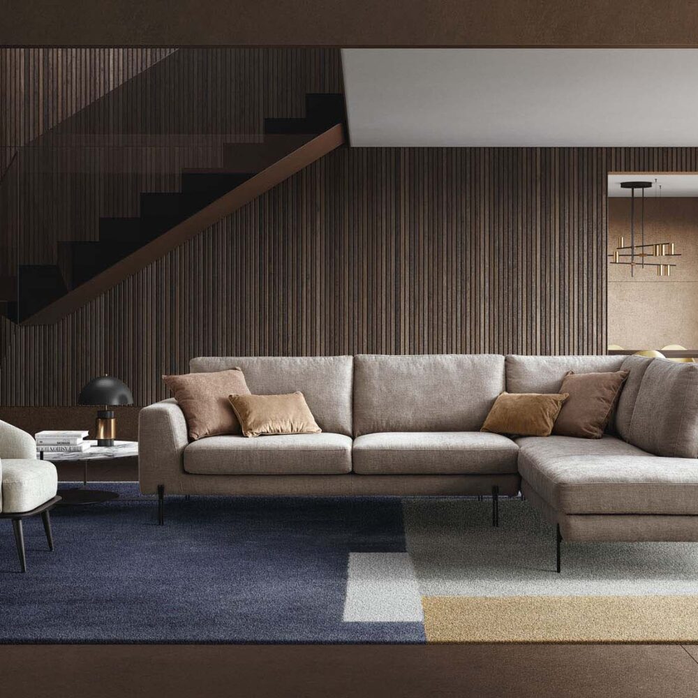 Canapea LeComfort Voyage într-un living modern cu accente din lemn – design italian premium