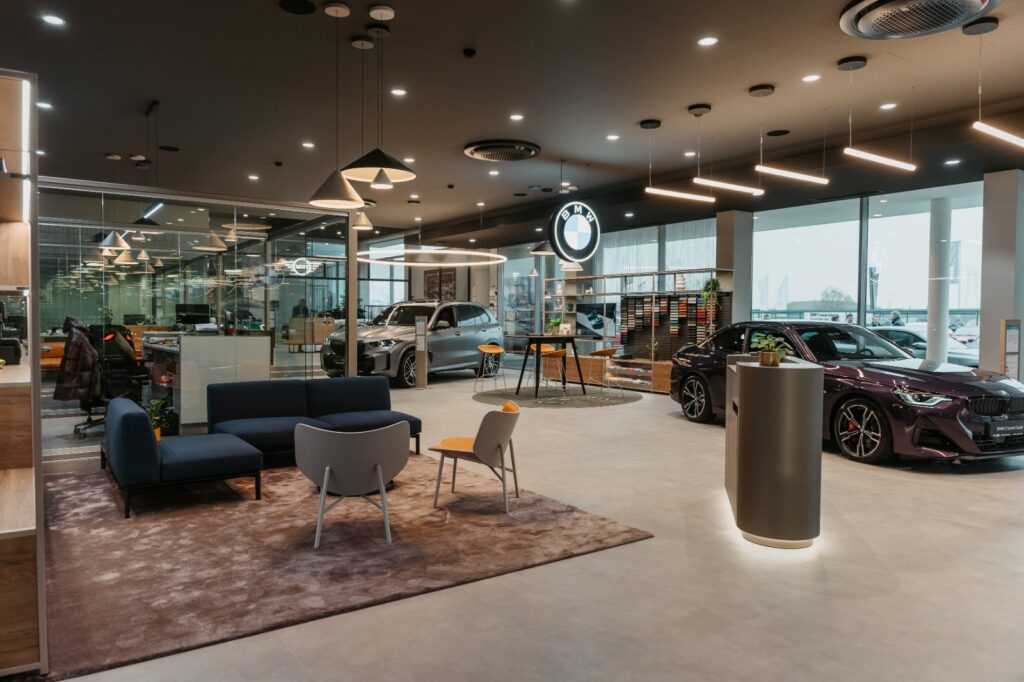 Showroom BMW Oradea – interior New Retail cu gresie porțelanată furnizată de Top Casa
