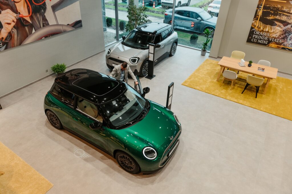 Showroom MINI Oradea – zonă de expunere cu gresie porțelanată furnizată de Top Casa