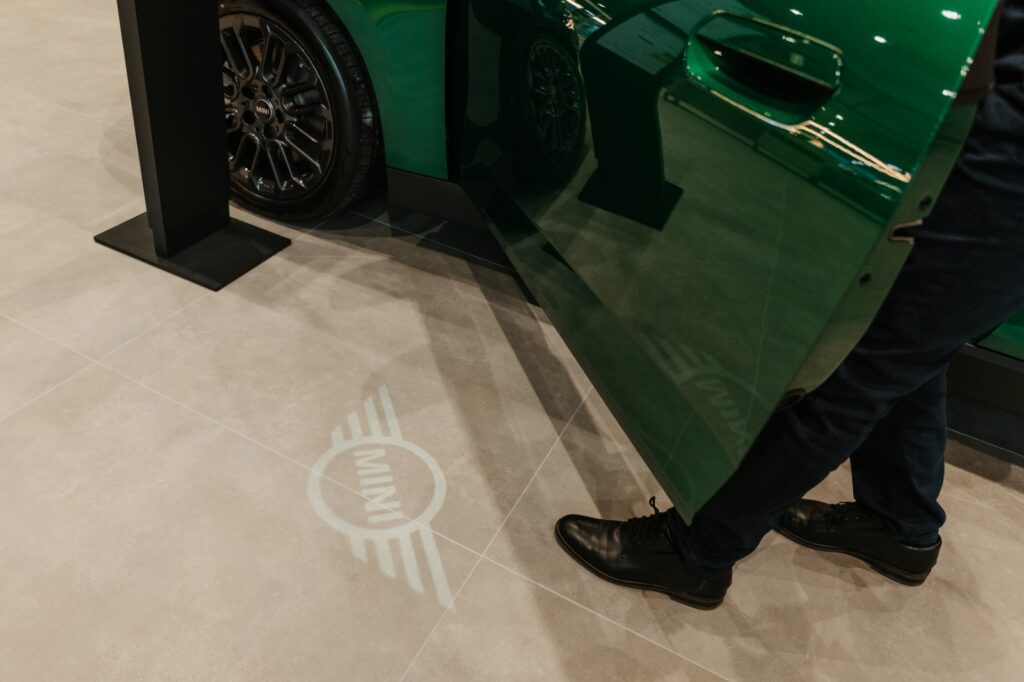 Detaliu pardoseală showroom MINI Oradea – gresie porțelanată furnizată de Top Casa