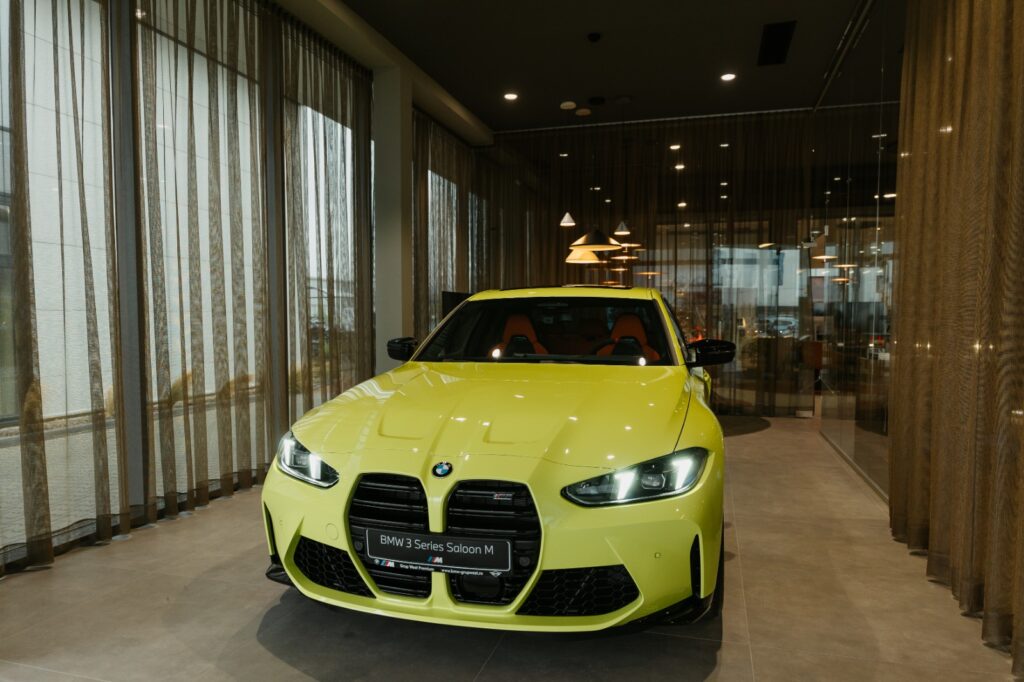 BMW Seria 3 în showroom Oradea – ambient premium pe gresie porțelanată furnizată de Top Casa