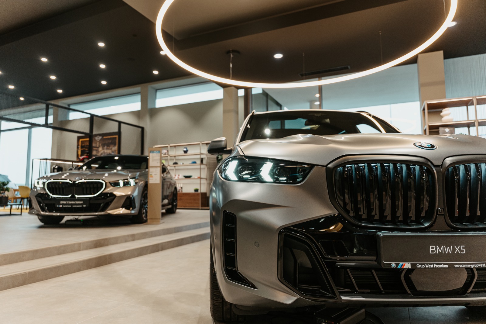 BMW X5 – showroom Oradea, gresie Top Casa