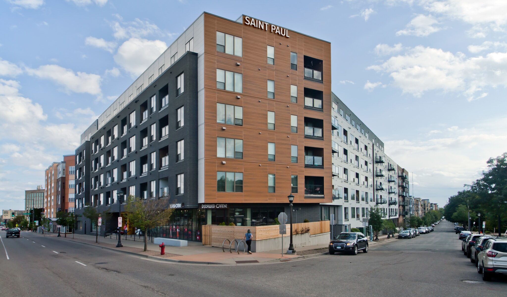 Clădire cu fațadă ventilată din panouri fibrociment Nichiha cu finisaj aspect lemn, inspirație pentru proiecte premium în România.