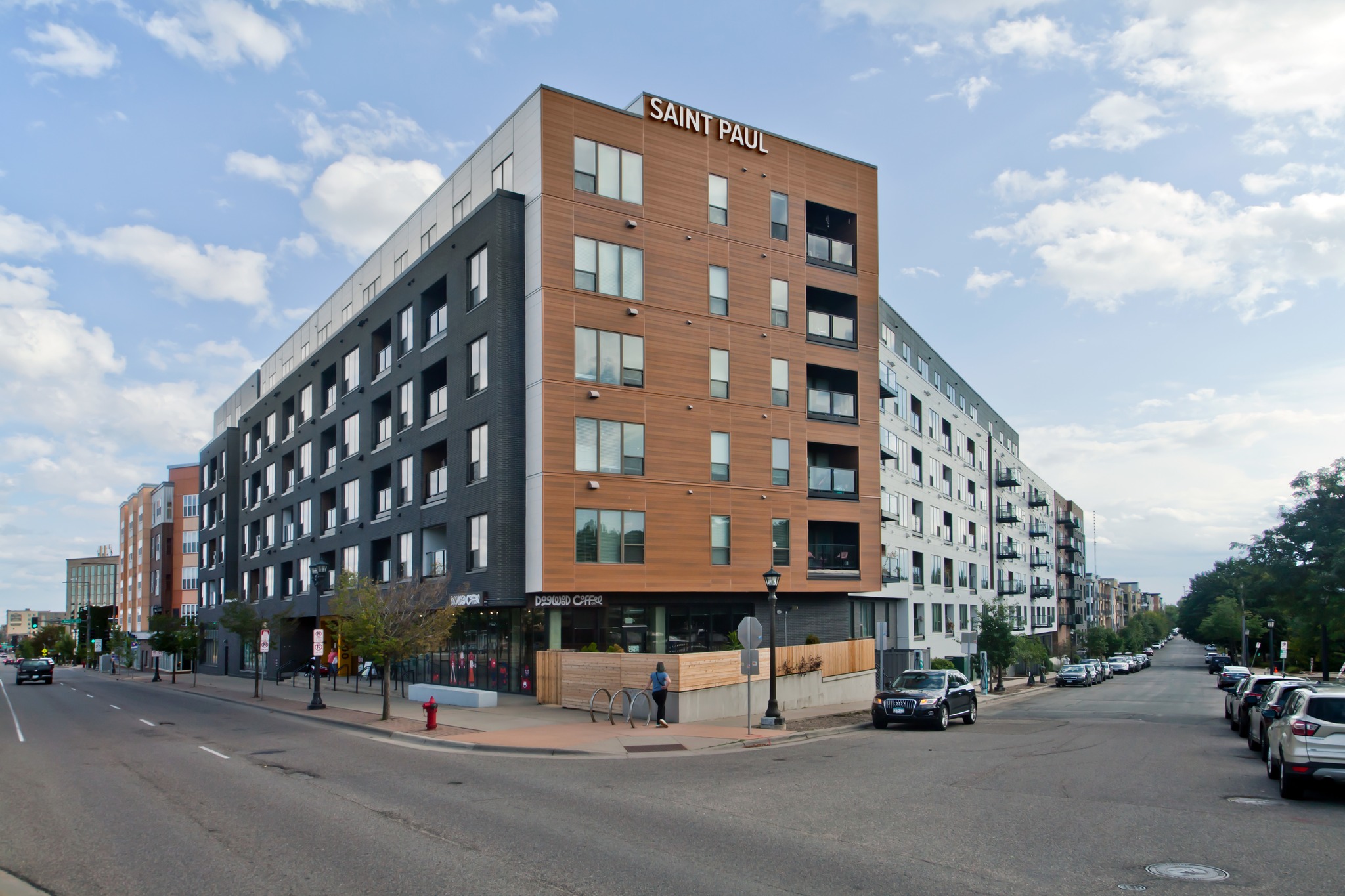 Clădire cu fațadă ventilată din panouri fibrociment Nichiha cu finisaj aspect lemn, inspirație pentru proiecte premium în România.